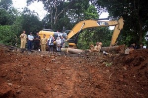 Anggota komisi III DPRD Kuningan saat meninjau lokasi jalan utama Kuningan-Majalengka yang terputus.